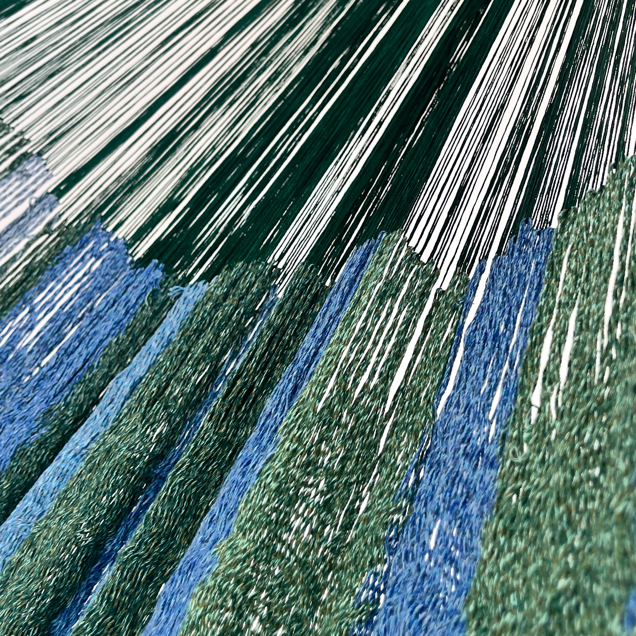 Unión entre cuerpo y brazo de hamaca Yucateca artesanal de algodón suave color azul y verde