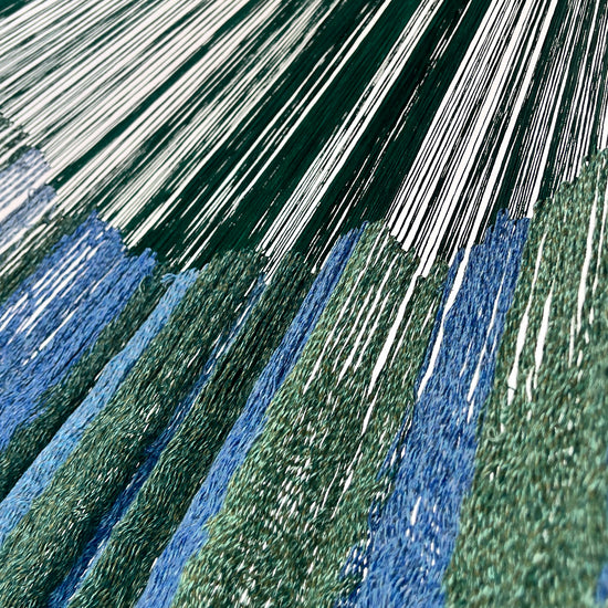 Unión entre cuerpo y brazo de hamaca Yucateca artesanal de algodón suave color azul y verde