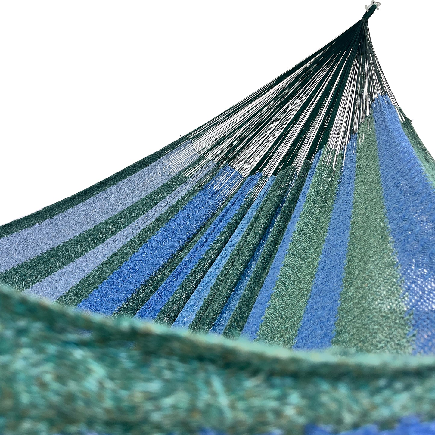 Interior mostrando brazo y tejido de hamaca Yucateca artesanal de algodón suave color azul y verde
