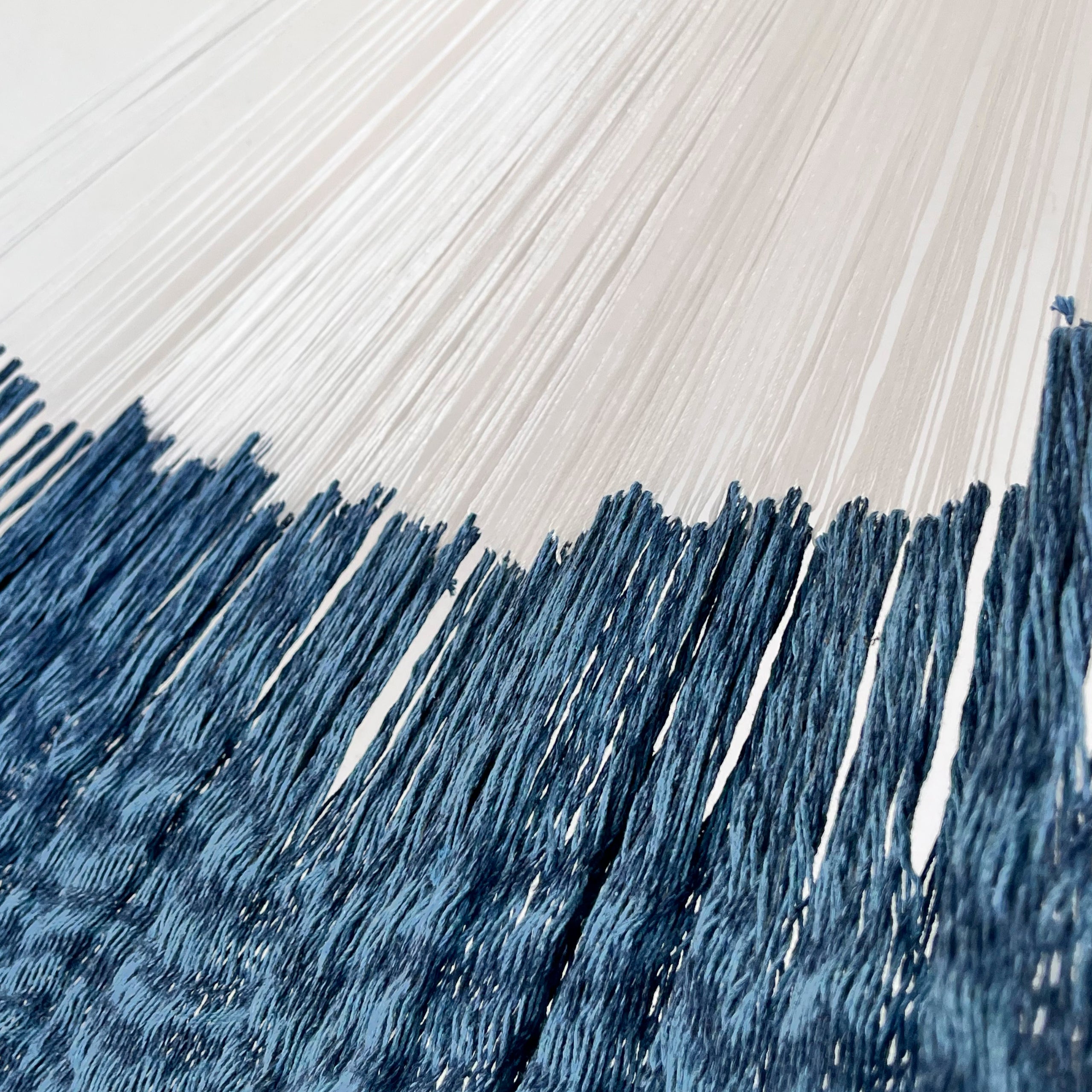Unión entre cuerpo y brazo de hamaca Yucateca artesanal de algodón suave en tonos azules