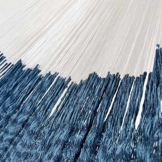 Unión entre cuerpo y brazo de hamaca Yucateca artesanal de algodón suave en tonos azules
