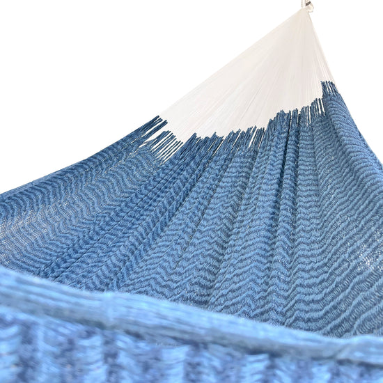 Interior mostrando brazo y tejido de hamaca Yucateca artesanal de algodón suave en tonos azules