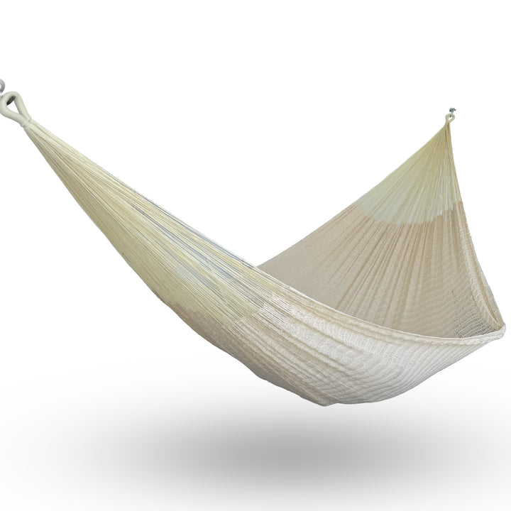 Hamaca Yucateca artesanal de algodón suave color beige colgada y abierta