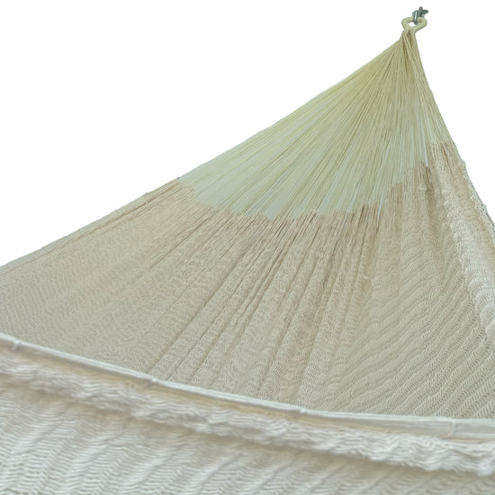 Interior mostrando brazo y tejido de hamaca Yucateca artesanal de algodón suave color beige