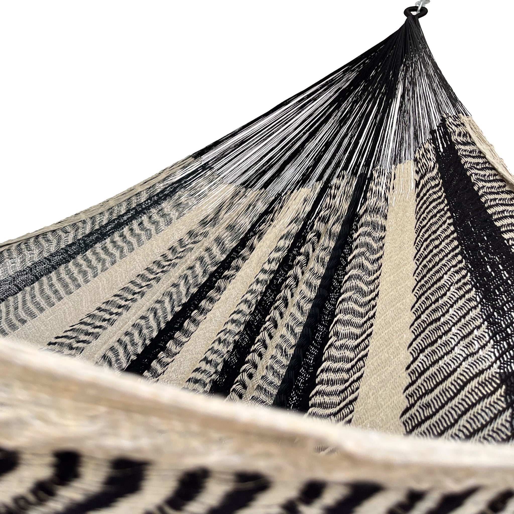 Interior mostrando brazo y tejido de hamaca Yucateca artesanal de algodón suave color beige y negro