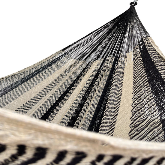 Interior mostrando brazo y tejido de hamaca Yucateca artesanal de algodón suave color beige y negro