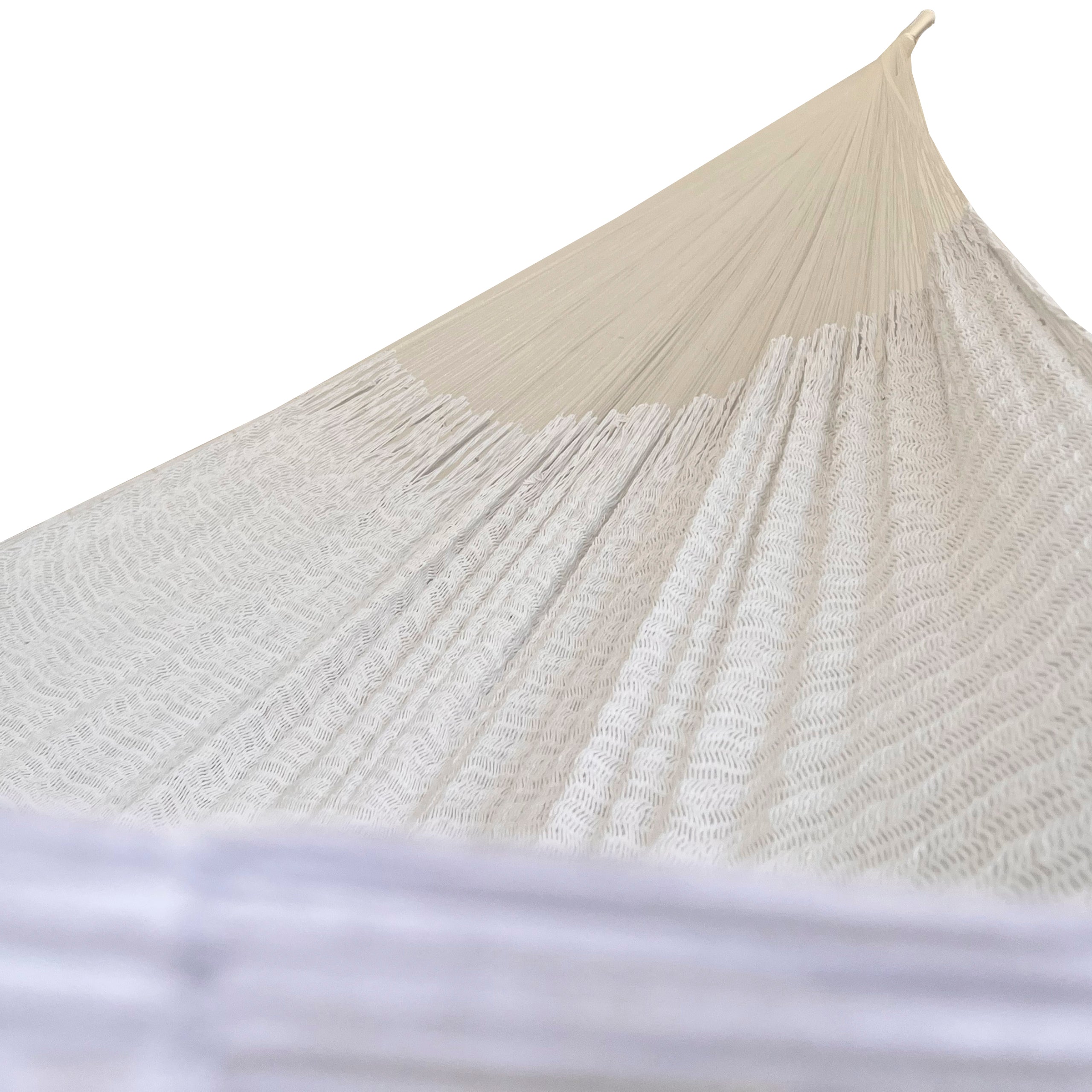 Interior mostrando brazo y tejido de hamaca Yucateca artesanal de algodón suave color blanco