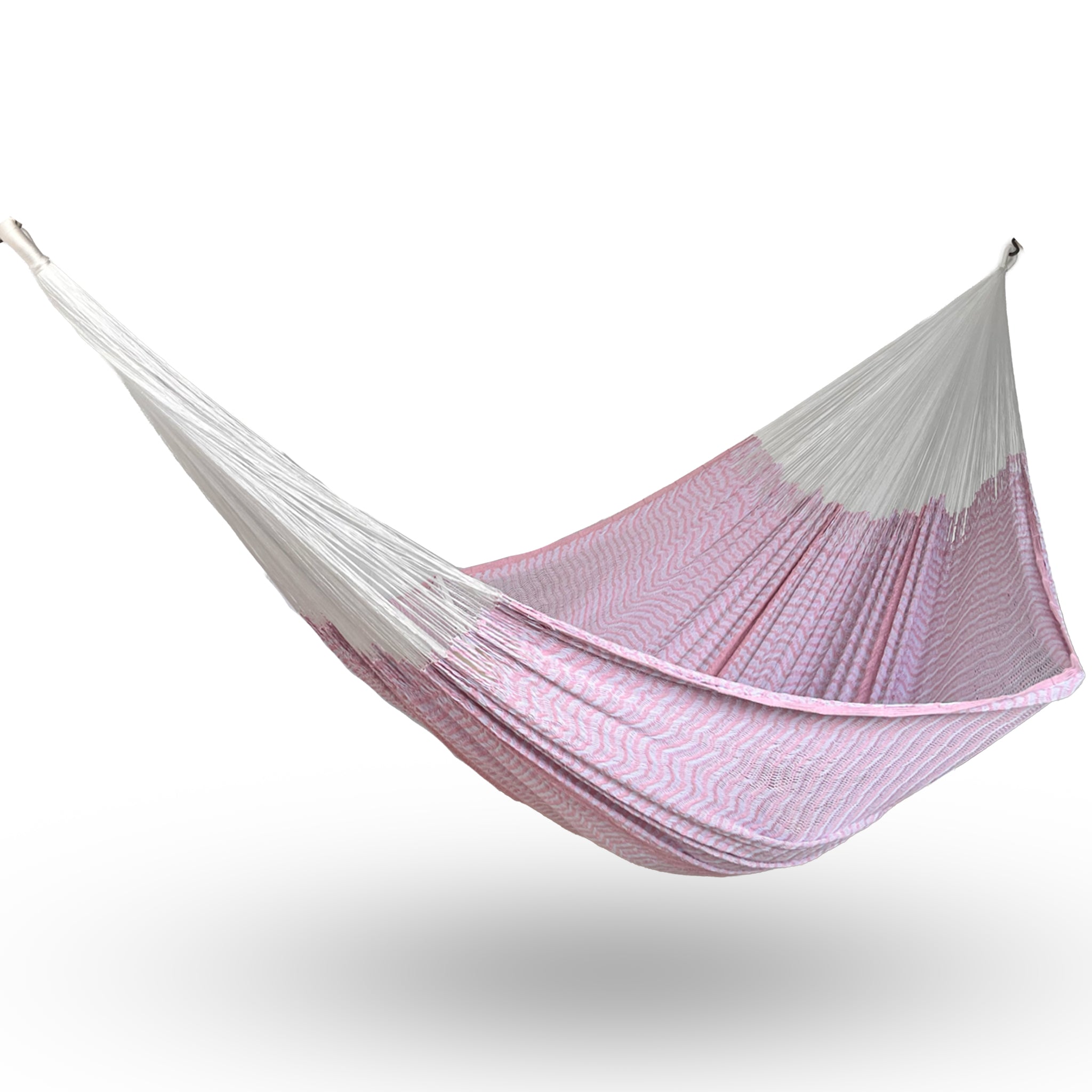 Hamaca Yucateca artesanal de algodón suave color blanco y rosa claro colgada y abierta