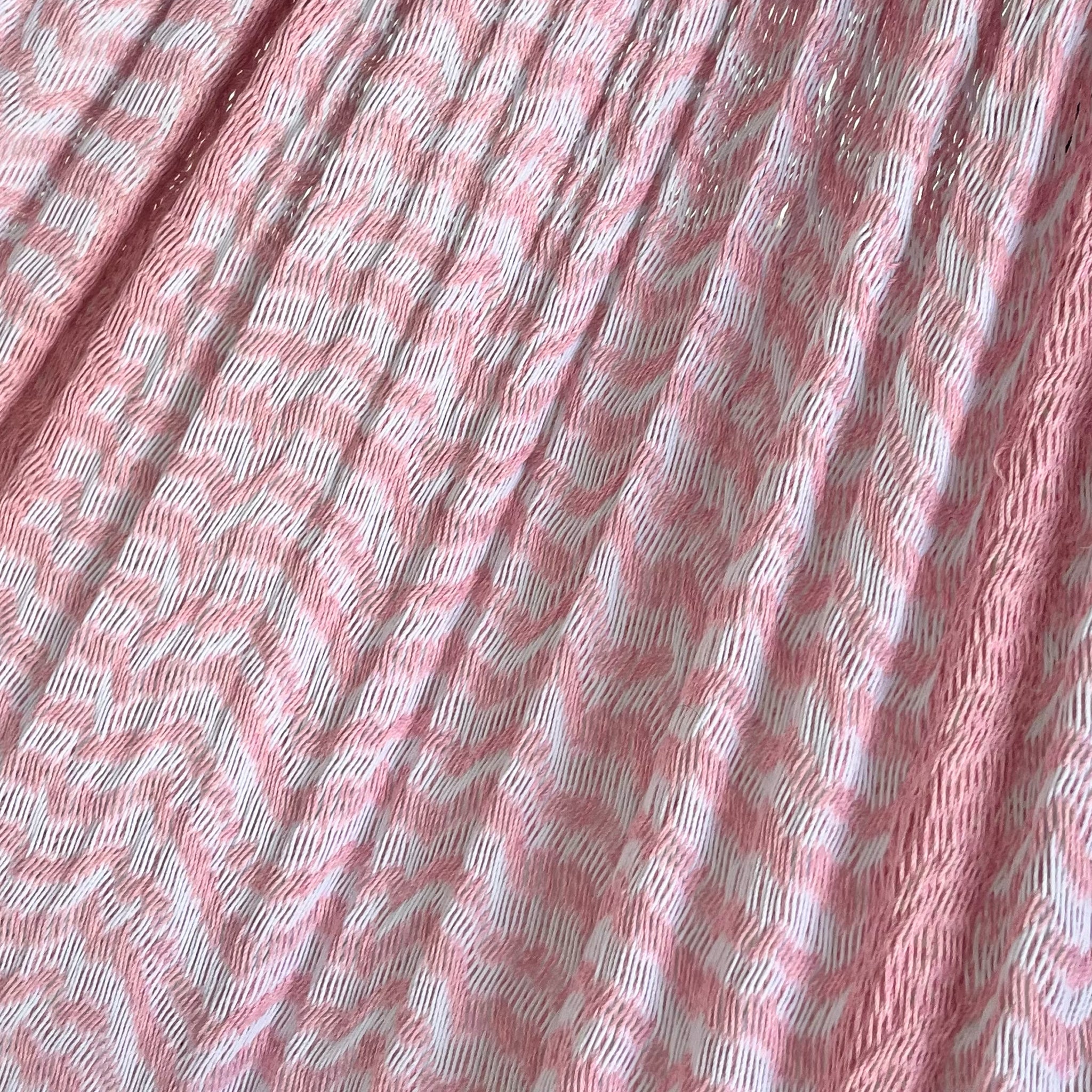 Detalle del tejido de algodón suave de la hamaca Yucateca artesanal blanco y rosa claro