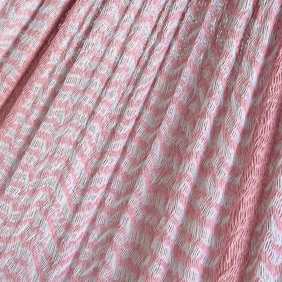Detalle del tejido de algodón suave de la hamaca Yucateca artesanal blanco y rosa claro