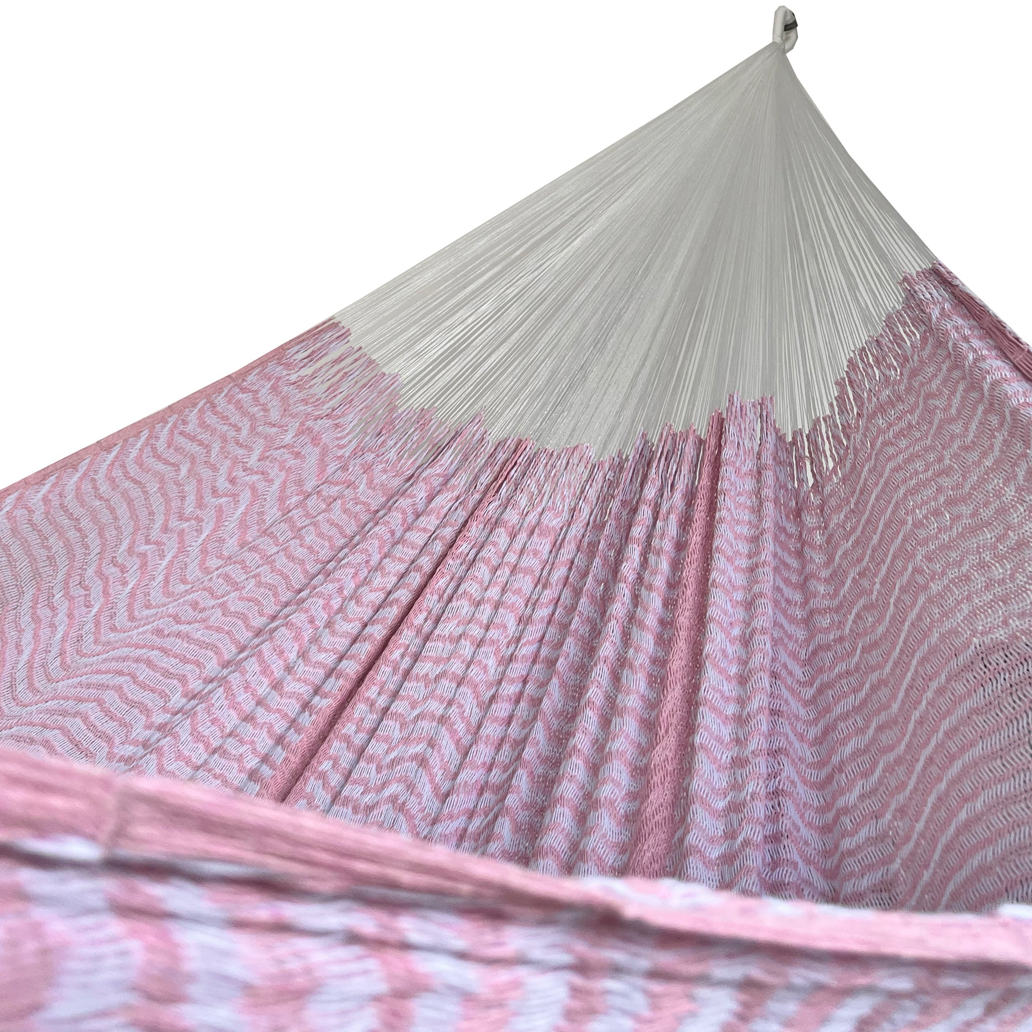 Interior mostrando brazo y tejido de hamaca Yucateca artesanal de algodón suave color blanco y rosa claro