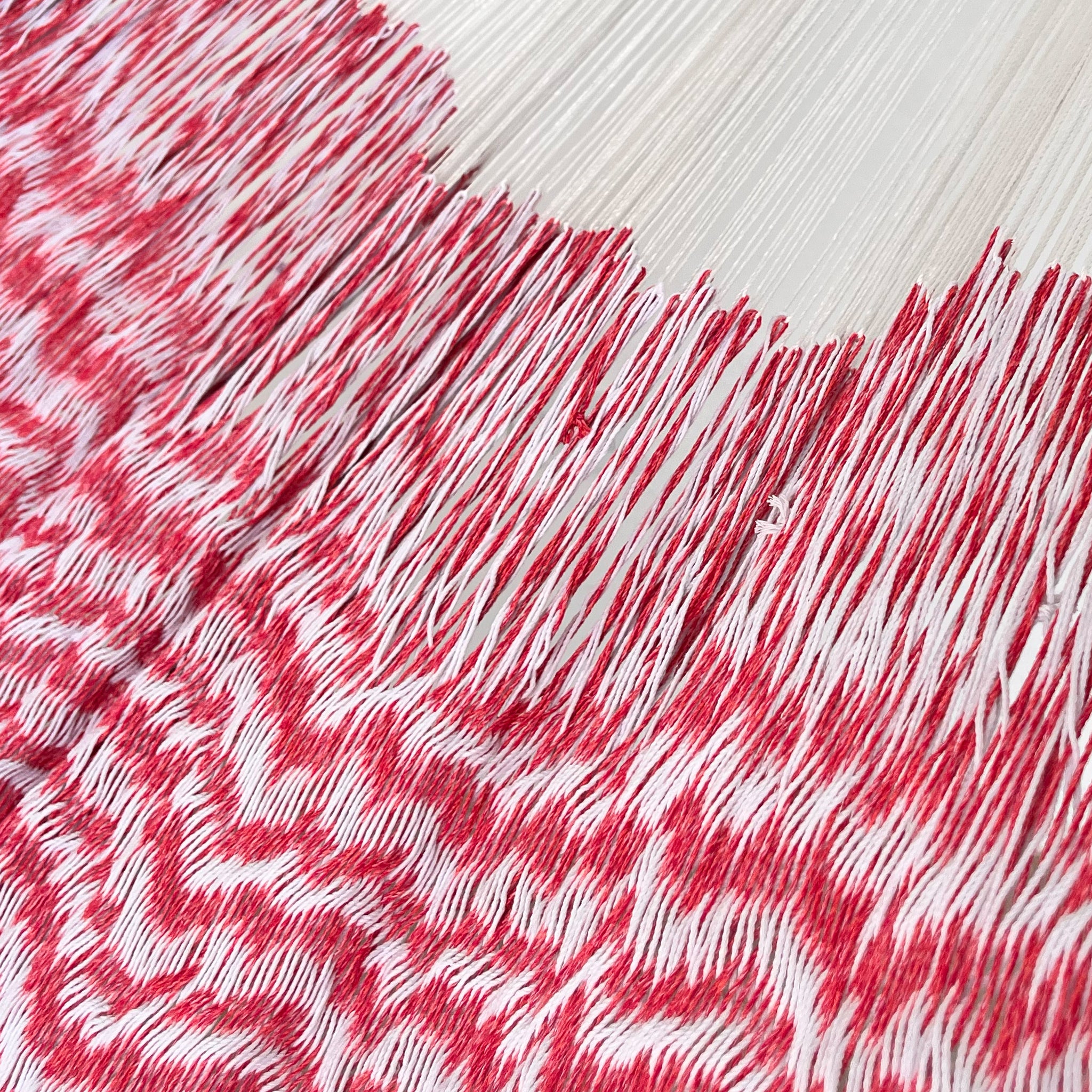 Unión entre cuerpo y brazo de hamaca Yucateca artesanal de algodón suave color blanco y rosa