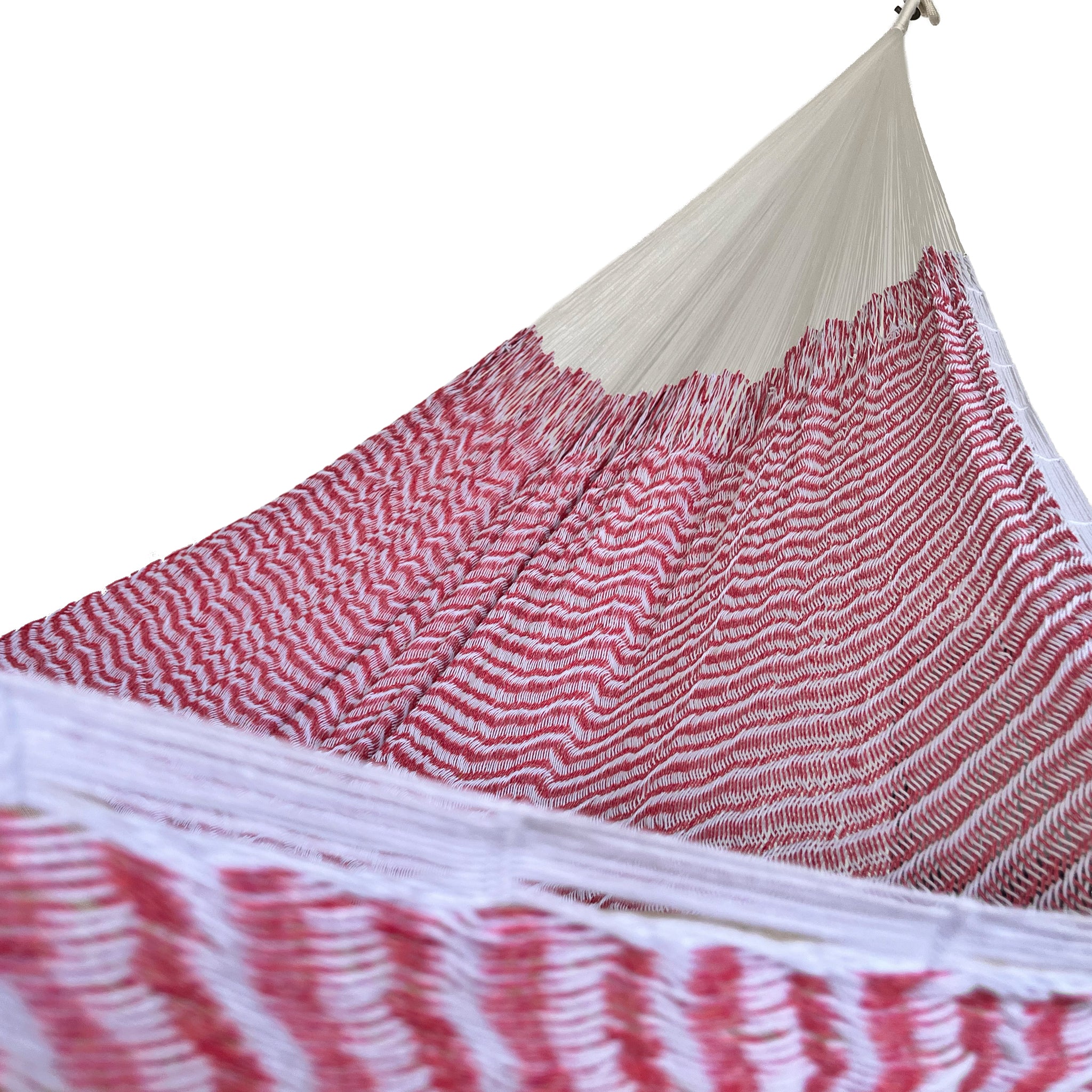 Interior mostrando brazo y tejido de hamaca Yucateca artesanal de algodón suave color blanco y rosa