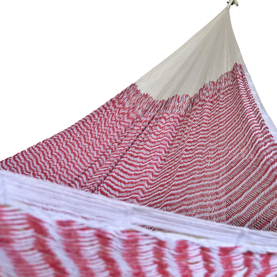 Interior mostrando brazo y tejido de hamaca Yucateca artesanal de algodón suave color blanco y rosa