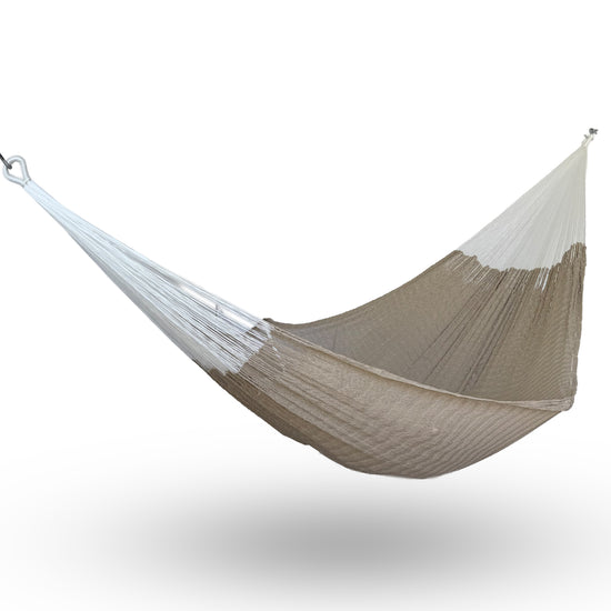 Hamaca Yucateca artesanal de algodón suave color café claro colgada y abierta