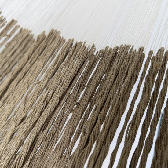 Unión entre el cuerpo y el brazo de hamaca Yucateca artesanal de algodón suave café claro