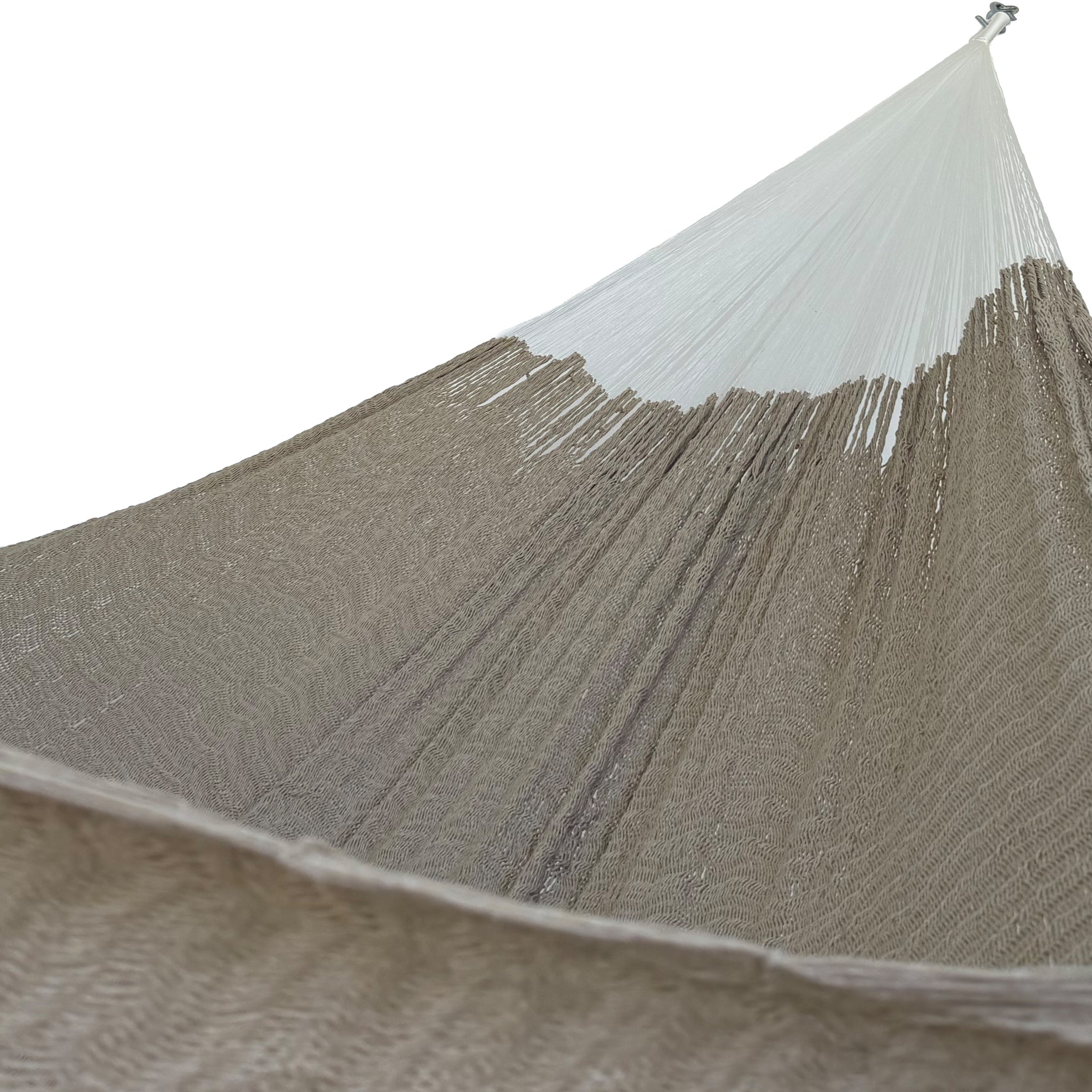 Interior de hamaca Yucateca de algodón suave café claro mostrando el tejido y el brazo