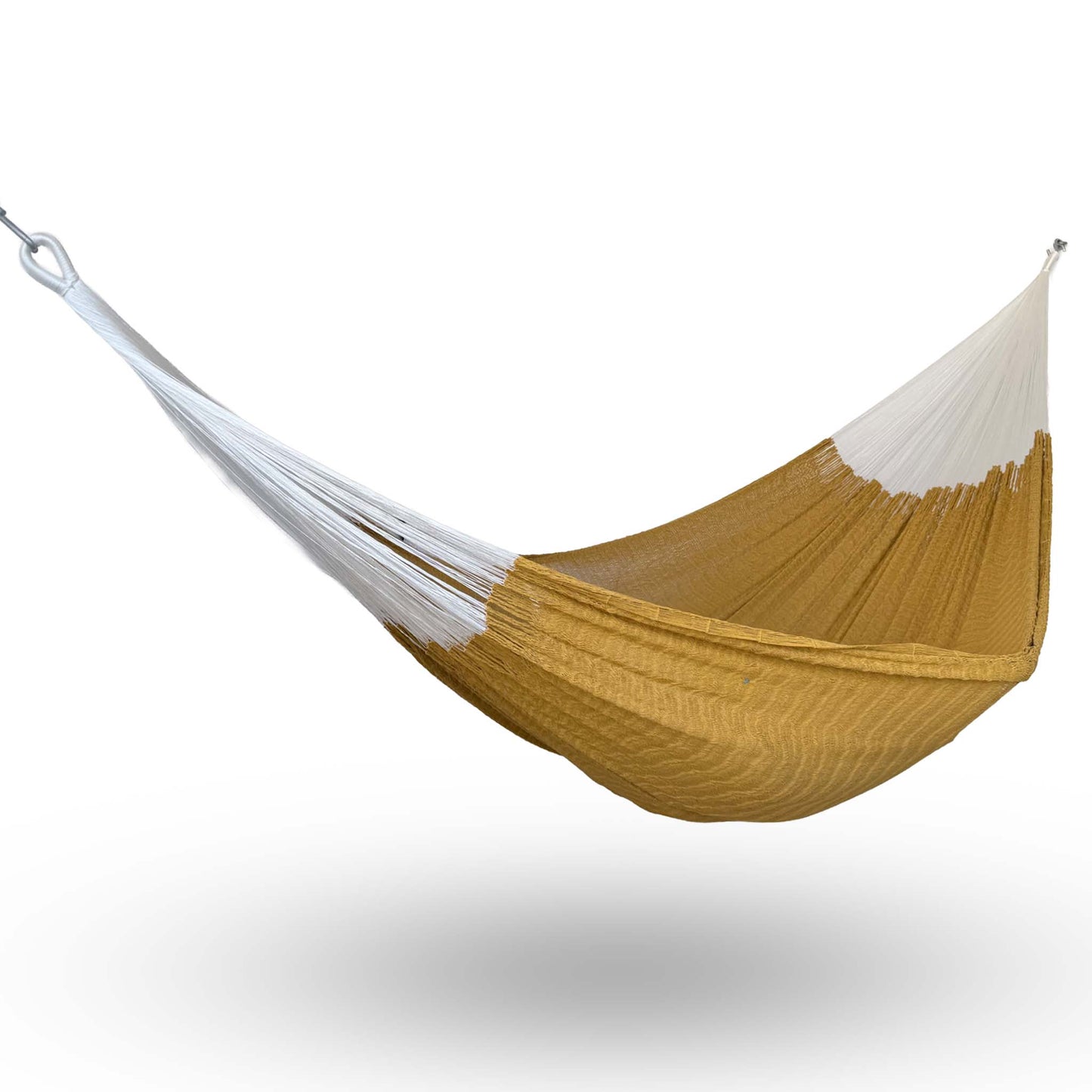 Hamaca Yucateca artesanal de algodón suave color dorado colgada y abierta