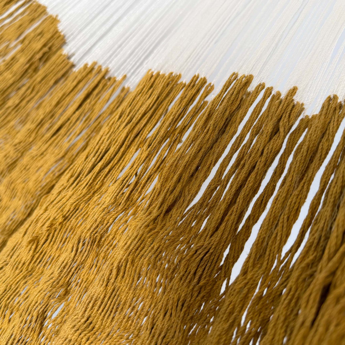 Unión entre el cuerpo y el brazo de hamaca Yucateca artesanal de algodón suave dorado