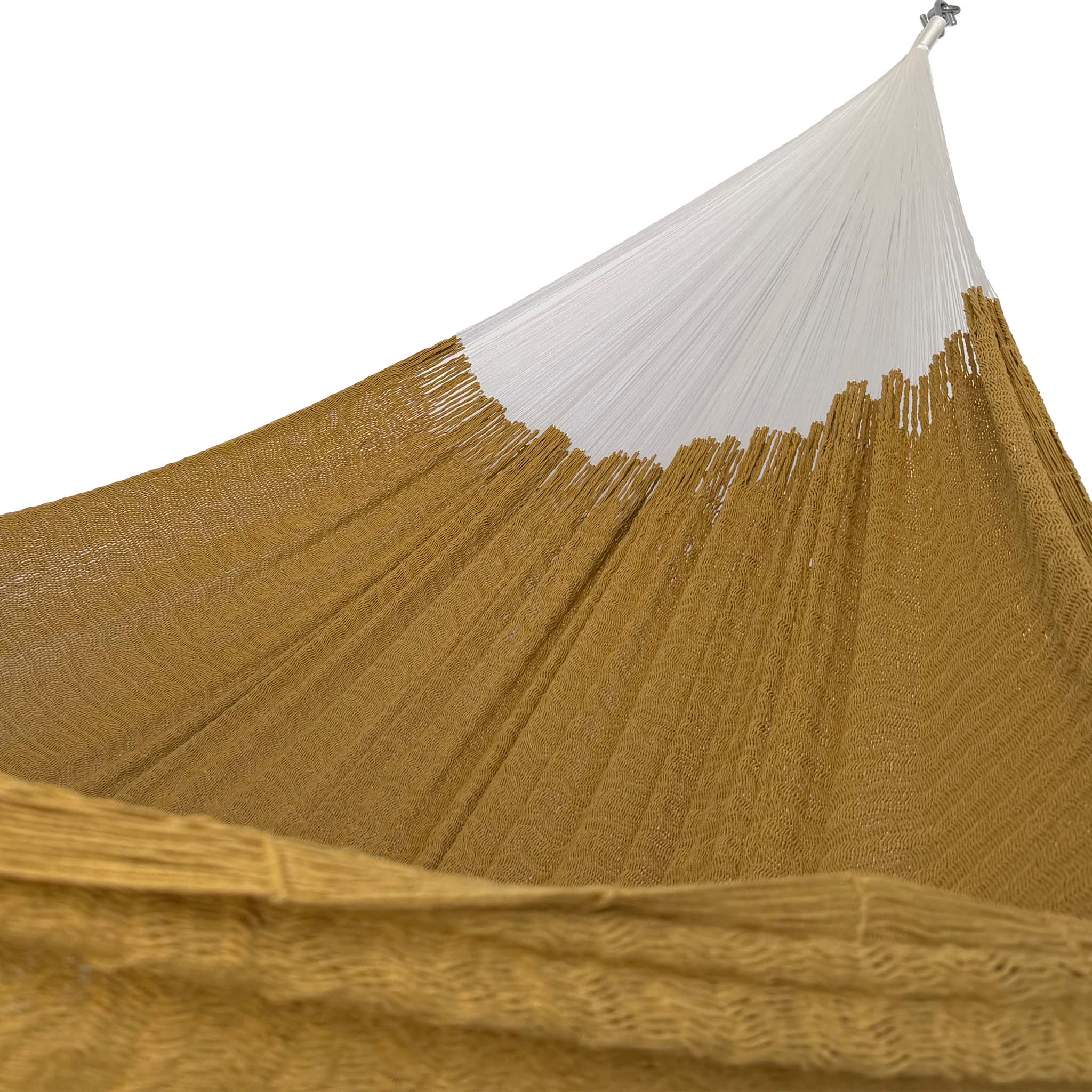 Interior de hamaca Yucateca de algodón suave dorado mostrando el tejido y el brazo