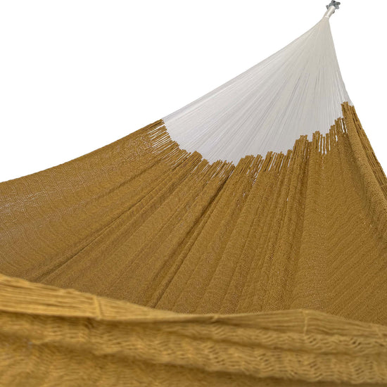 Interior de hamaca Yucateca de algodón suave dorado mostrando el tejido y el brazo
