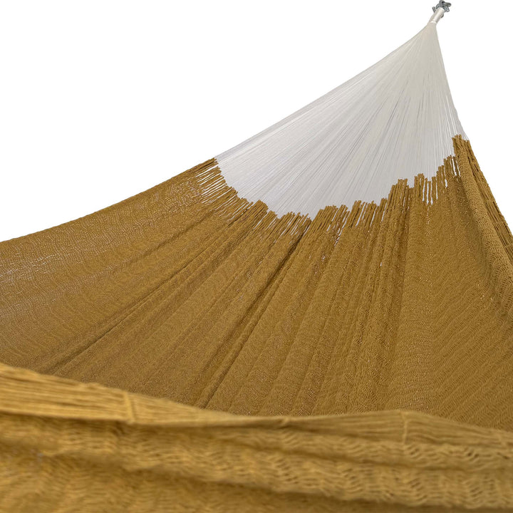 Interior de hamaca Yucateca de algodón suave dorado mostrando el tejido y el brazo