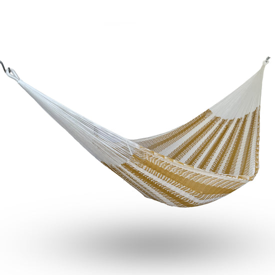 Hamaca Yucateca artesanal de algodón suave colores dorado y beige colgada y abierta