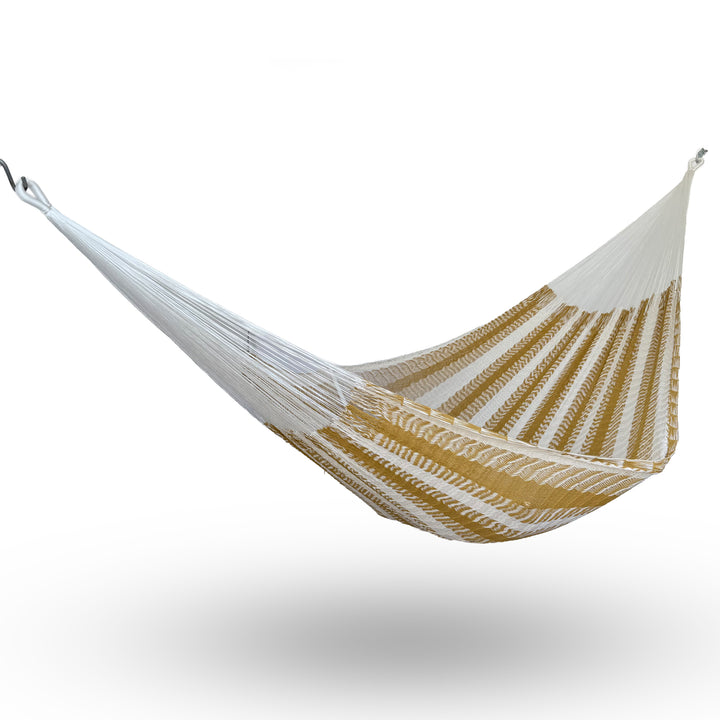 Hamaca Yucateca artesanal de algodón suave colores dorado y beige colgada y abierta