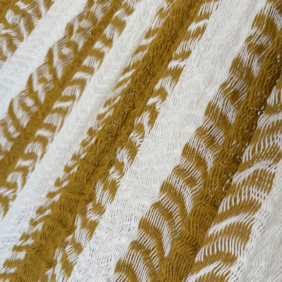 Detalle del tejido de algodón suave de hamaca Yucateca artesanal dorado y beige