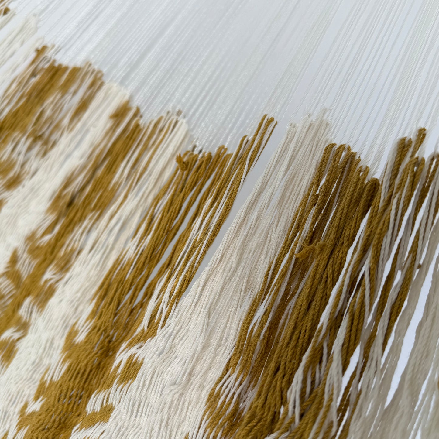 Unión entre el cuerpo y el brazo de hamaca Yucateca artesanal de algodón suave dorado y beige