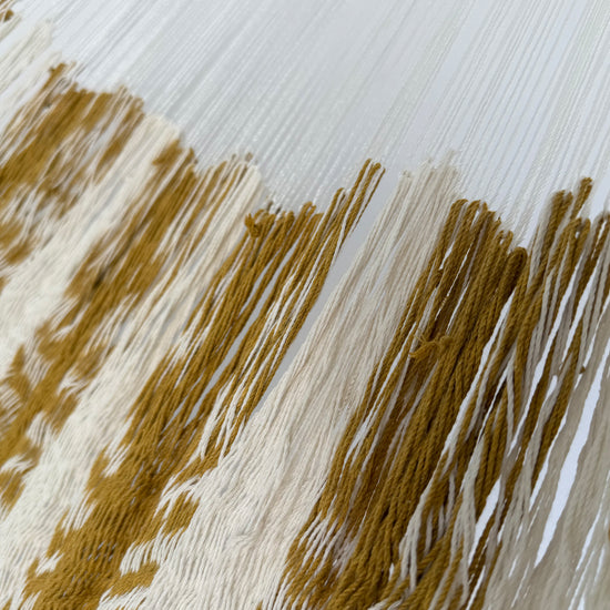 Unión entre el cuerpo y el brazo de hamaca Yucateca artesanal de algodón suave dorado y beige