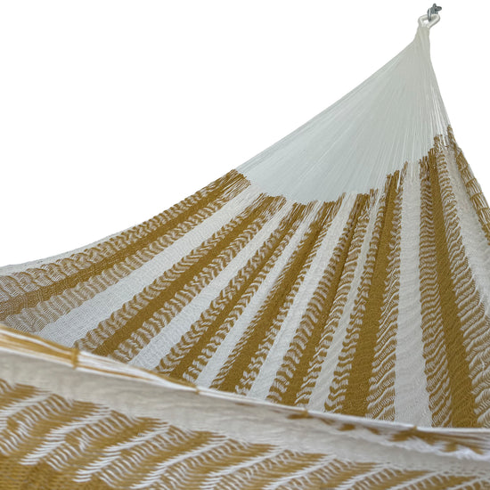 Interior de hamaca Yucateca de algodón suave dorado y beige mostrando el tejido y el brazo