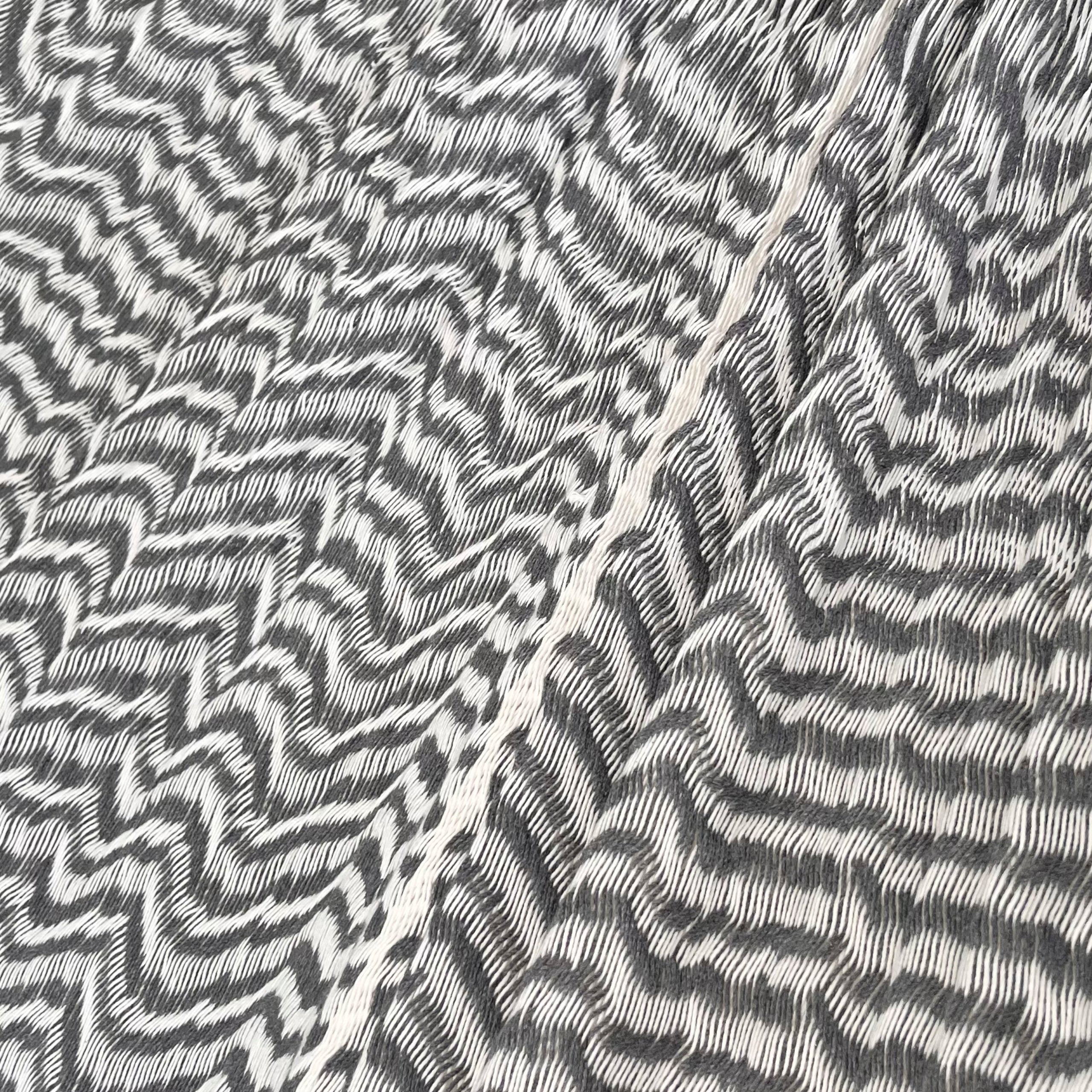 Detalle del tejido de algodón suave de la hamaca Yucateca artesanal gris y blanco