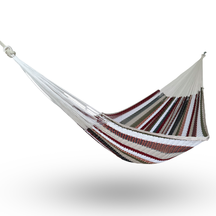 Hamaca Yucateca artesanal de algodón suave modelo Multicolor colgada y abierta
