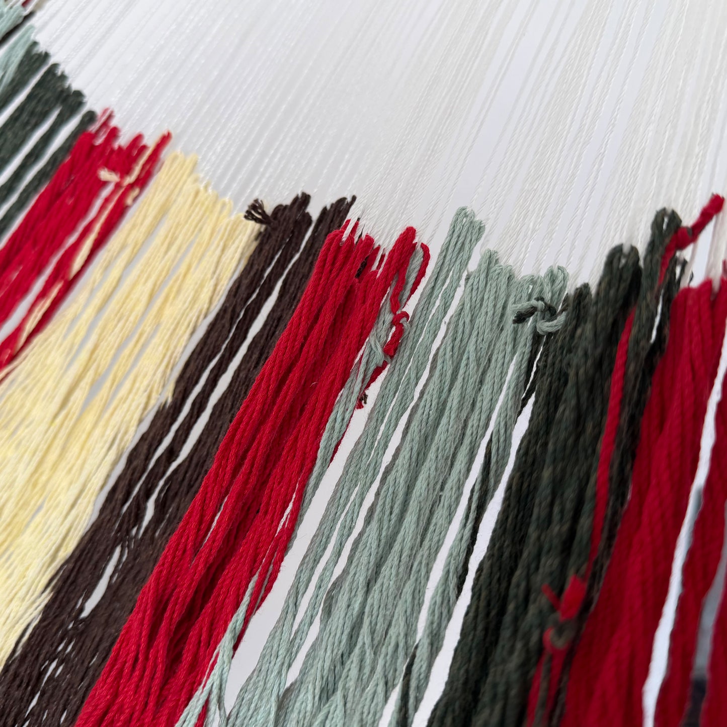 Unión entre el cuerpo y el brazo de hamaca Yucateca artesanal de algodón suave multicolor