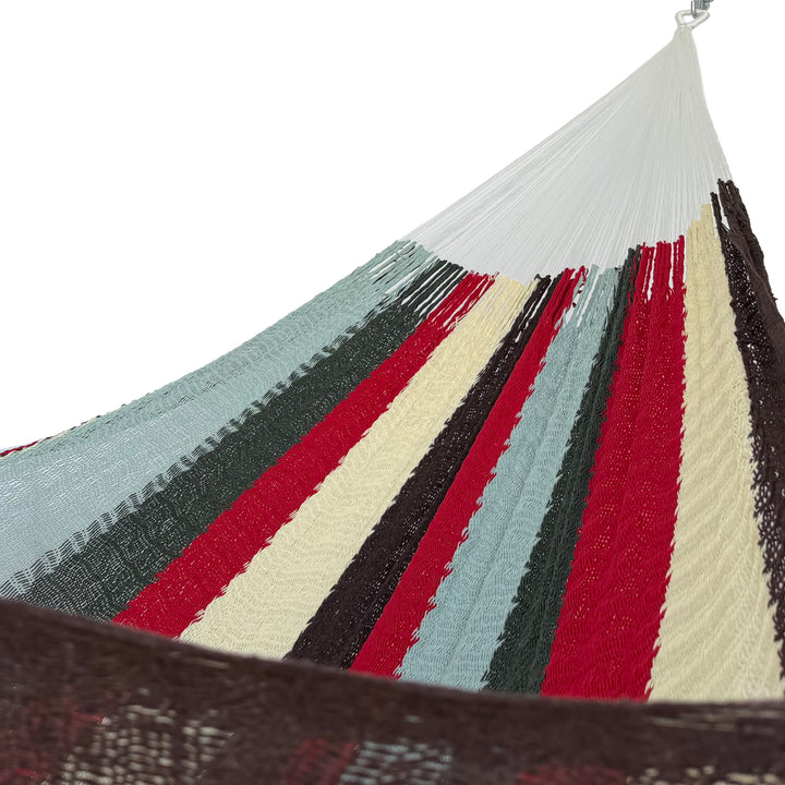 Interior de hamaca Yucateca de algodón suave multicolor mostrando el tejido y el brazo