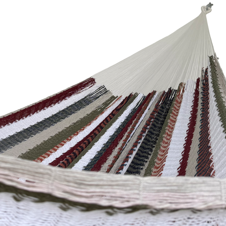 Interior de hamaca Yucateca artesanal de algodón suave modelo Multicolor mostrando el tejido y el brazo