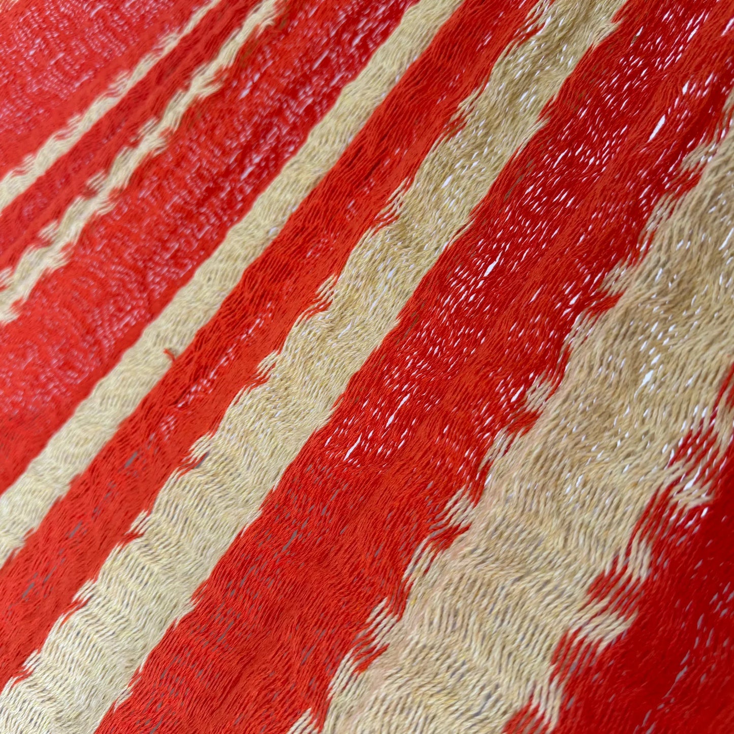 Detalle del tejido de algodón suave de la hamaca Yucateca artesanal modelo Naranja y Beige