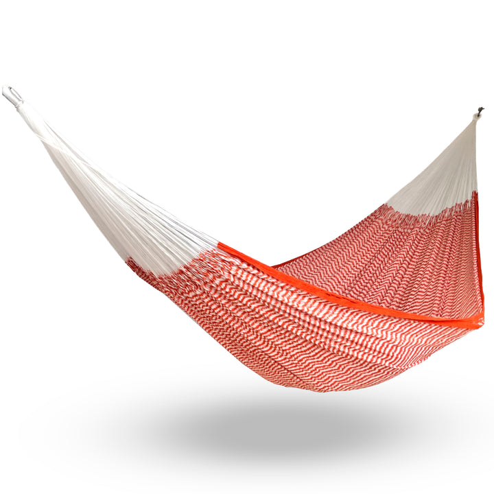 Hamaca Yucateca artesanal de algodón suave color naranja y blanco colgada y abierta