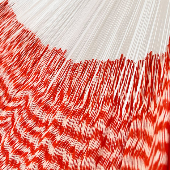 Unión entre cuerpo y brazo de hamaca Yucateca artesanal de algodón suave color naranja y blanco