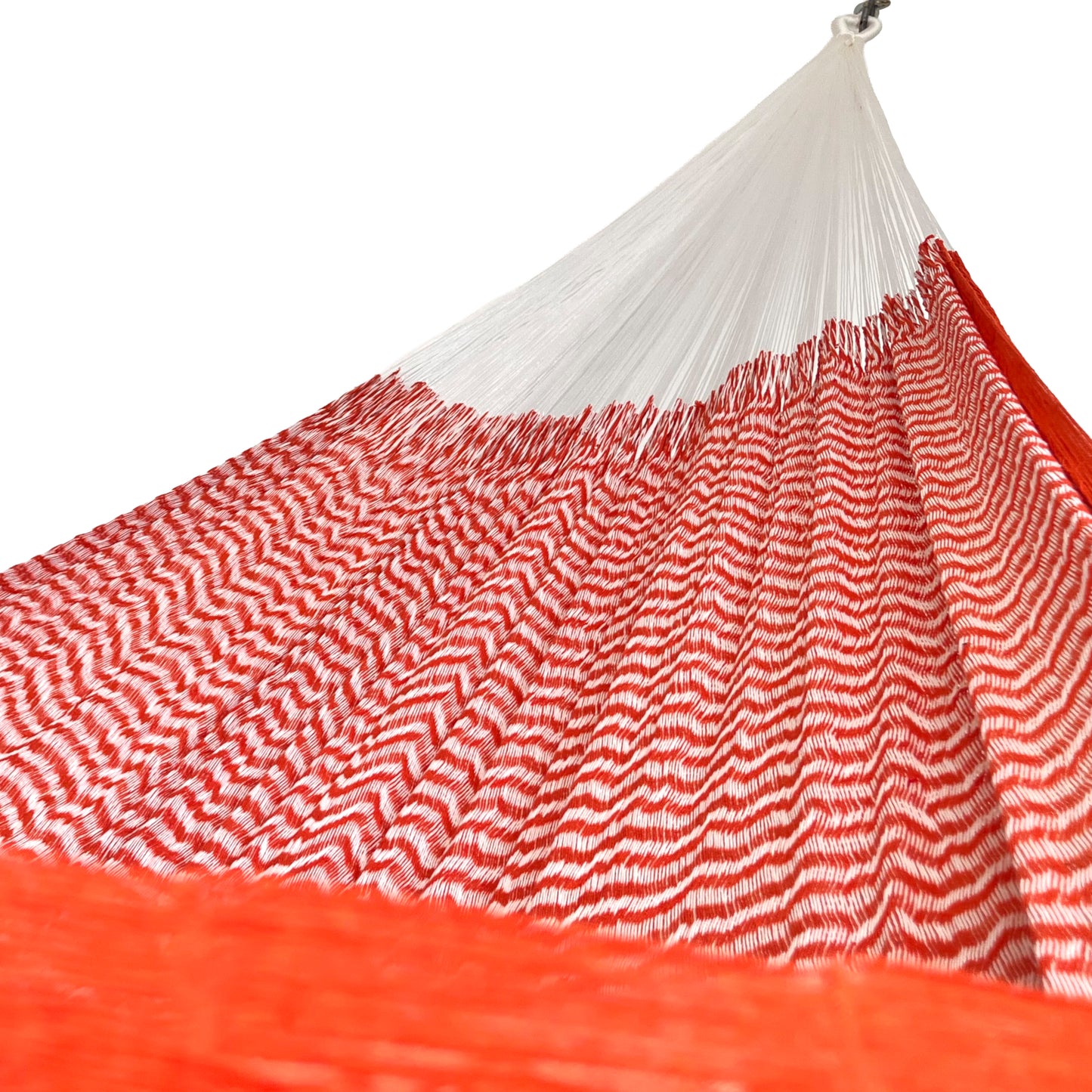 Interior mostrando brazo y tejido de hamaca Yucateca artesanal de algodón suave color naranja y blanco