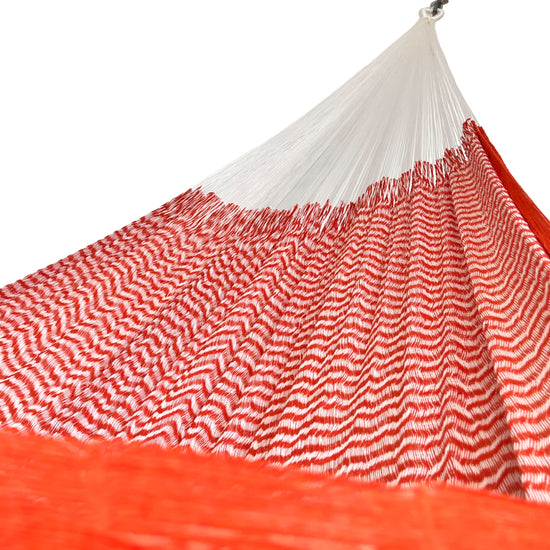 Interior mostrando brazo y tejido de hamaca Yucateca artesanal de algodón suave color naranja y blanco