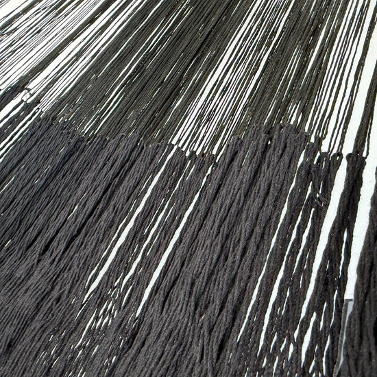 Unión entre cuerpo y brazo de hamaca Yucateca artesanal de algodón suave color negro