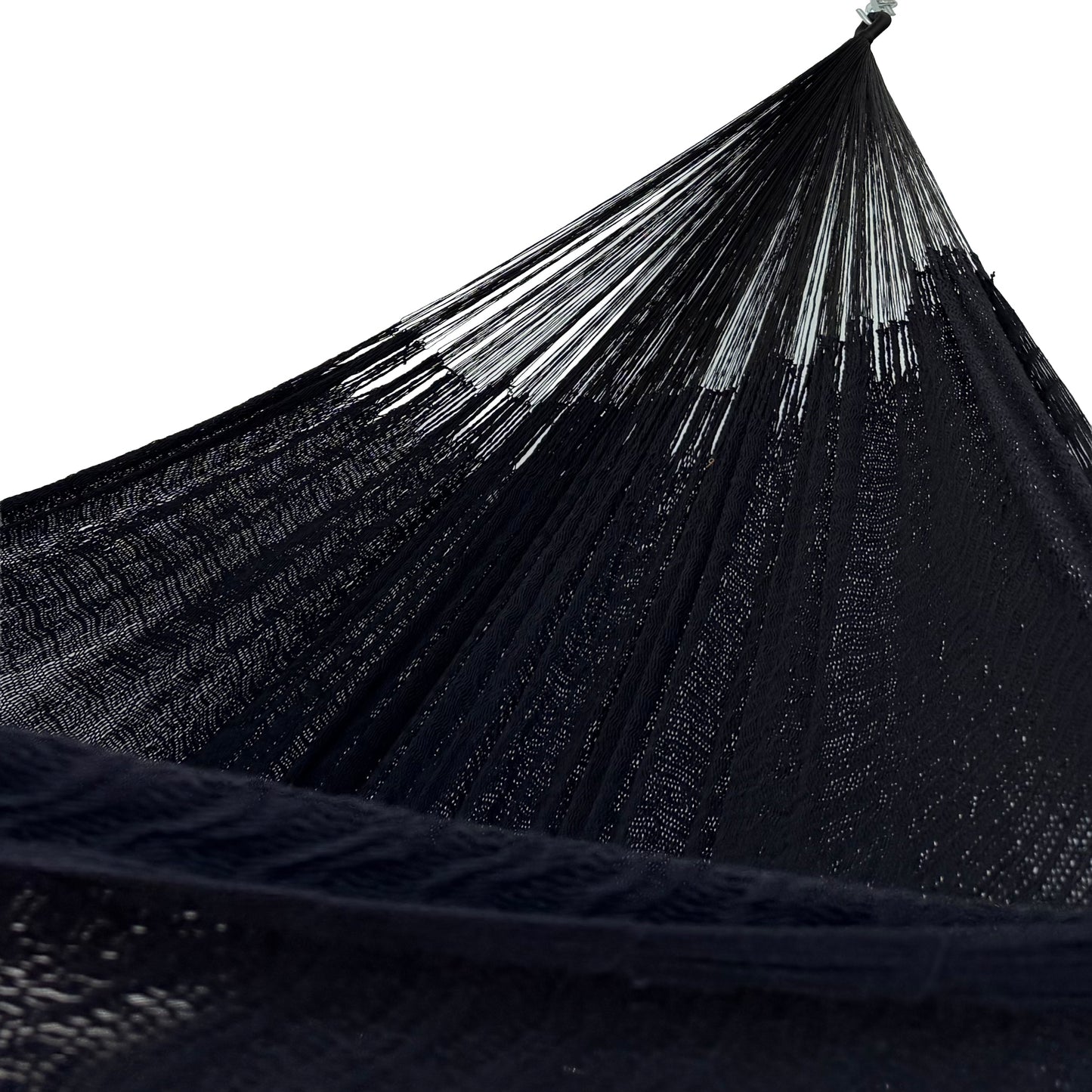 Interior mostrando brazo y tejido de hamaca Yucateca artesanal de algodón suave color negro