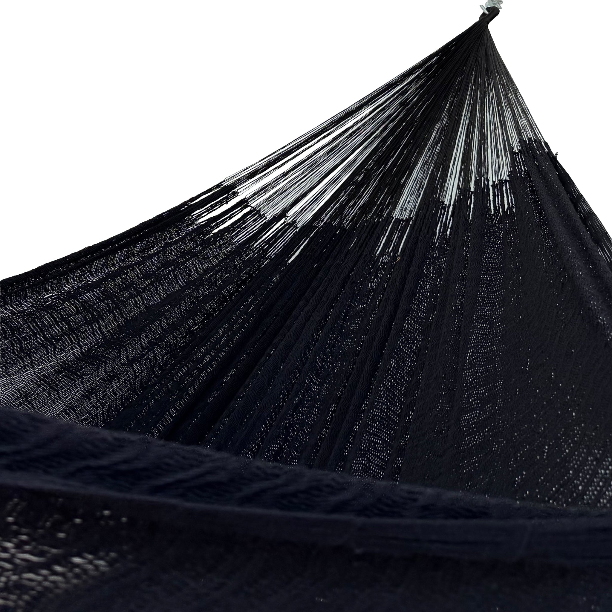 Interior mostrando brazo y tejido de hamaca Yucateca artesanal de algodón suave color negro