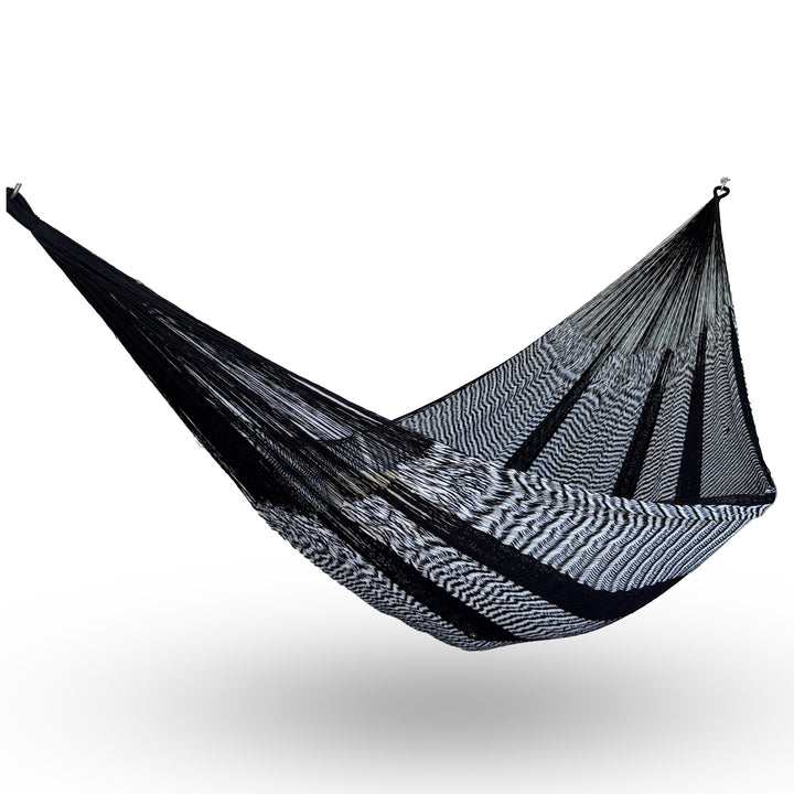 Hamaca Yucateca artesanal de algodón suave color negro y blanco colgada y abierta