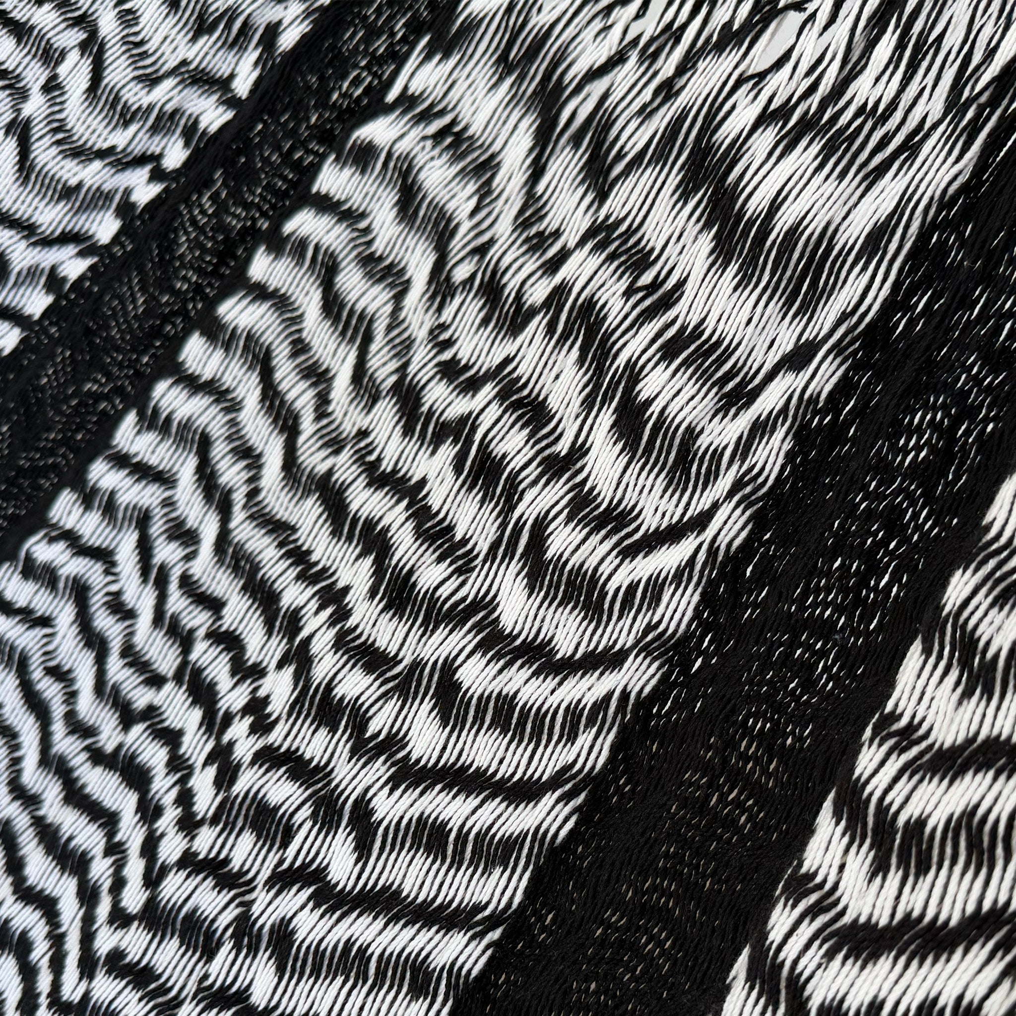 Detalle del tejido de algodón suave de la hamaca Yucateca artesanal negro y blanco