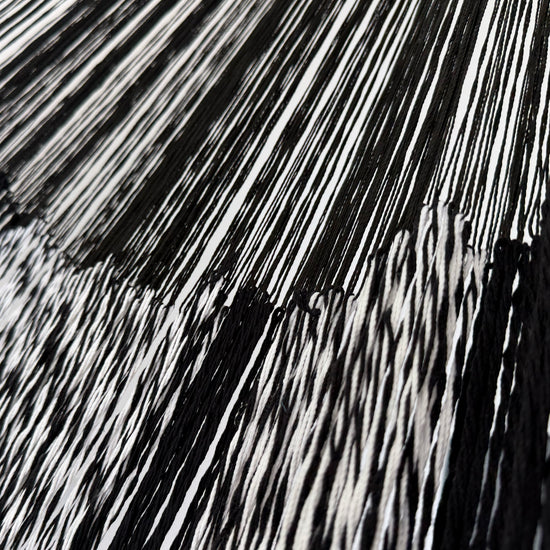 Unión entre cuerpo y brazo de hamaca Yucateca artesanal de algodón suave color negro y blanco