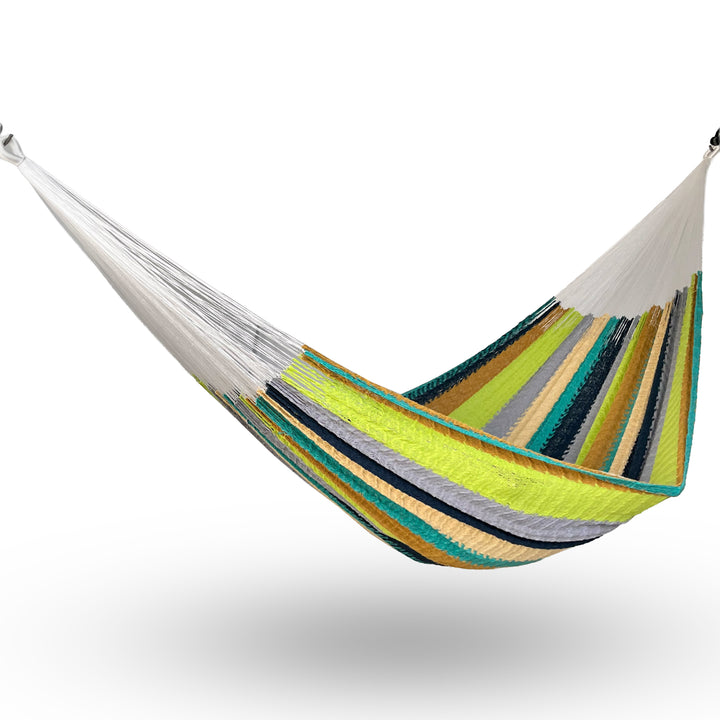 Hamaca Yucateca artesanal de algodón suave rayada multicolor colgada y abierta