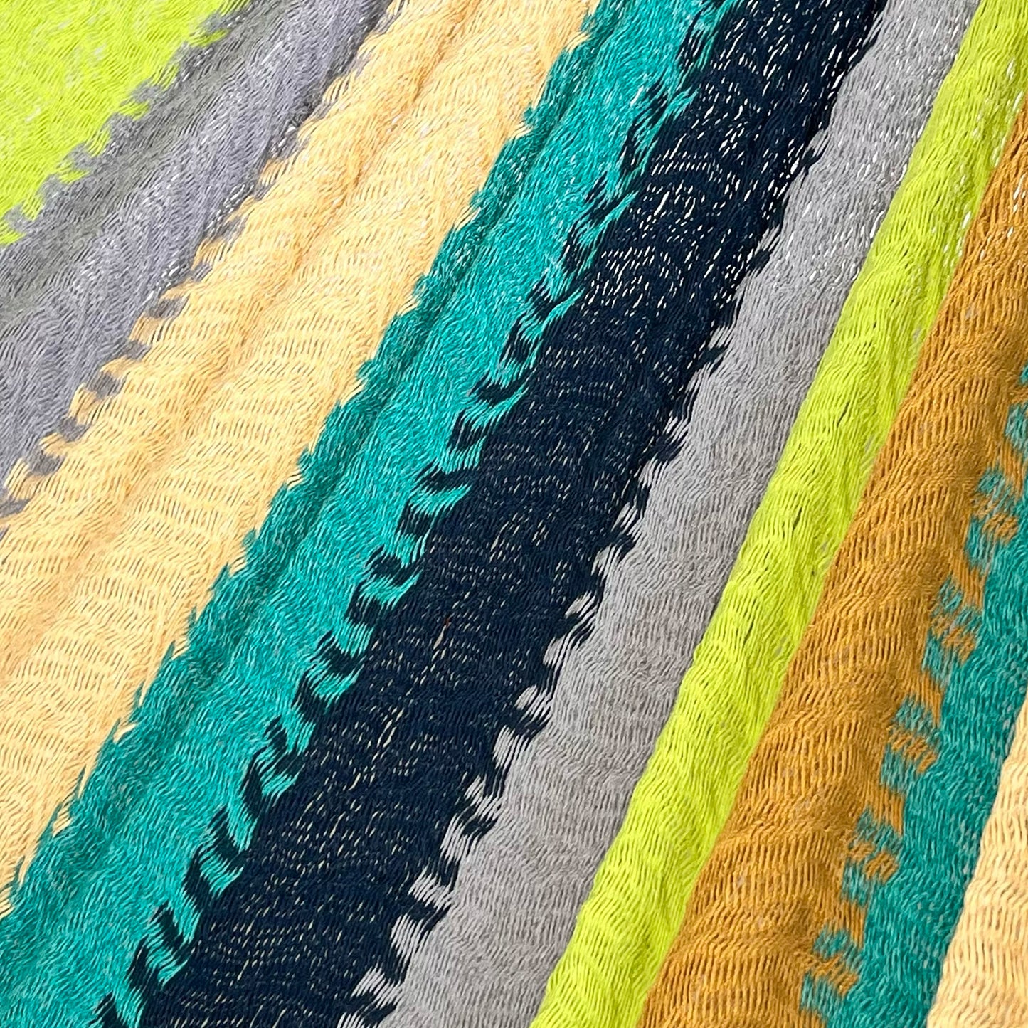 Detalle del tejido de algodón suave de la hamaca Yucateca artesanal rayada multicolor